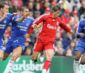 爱游戏-足球最新战报！法国队迎战克罗地亚队，意外判罚引发热议，比赛氛围紧张