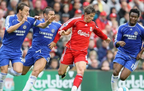 爱游戏-足球最新战报！法国队迎战克罗地亚队，意外判罚引发热议，比赛氛围紧张