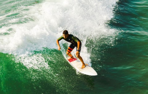 爱游戏-F1赛车最新战报！美国队迎战瑞士队，意外判罚引发热议，比赛氛围紧张